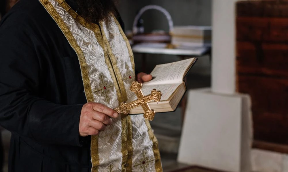 Χανιά: Ιερέας κατηγορείται ότι κακοποιούσε για χρόνια την σύζυγο και τα παιδιά του